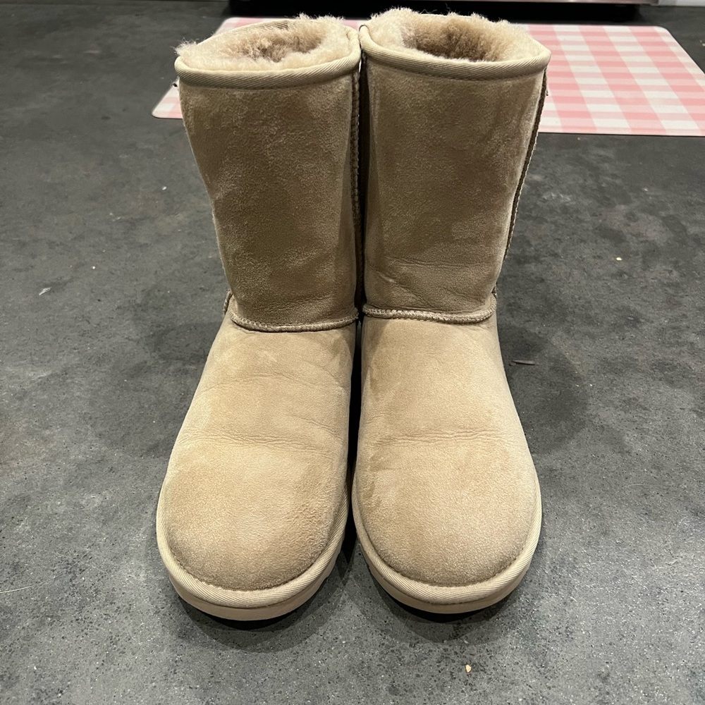 UGG CLASSIC SHORT MUSTARD SEED